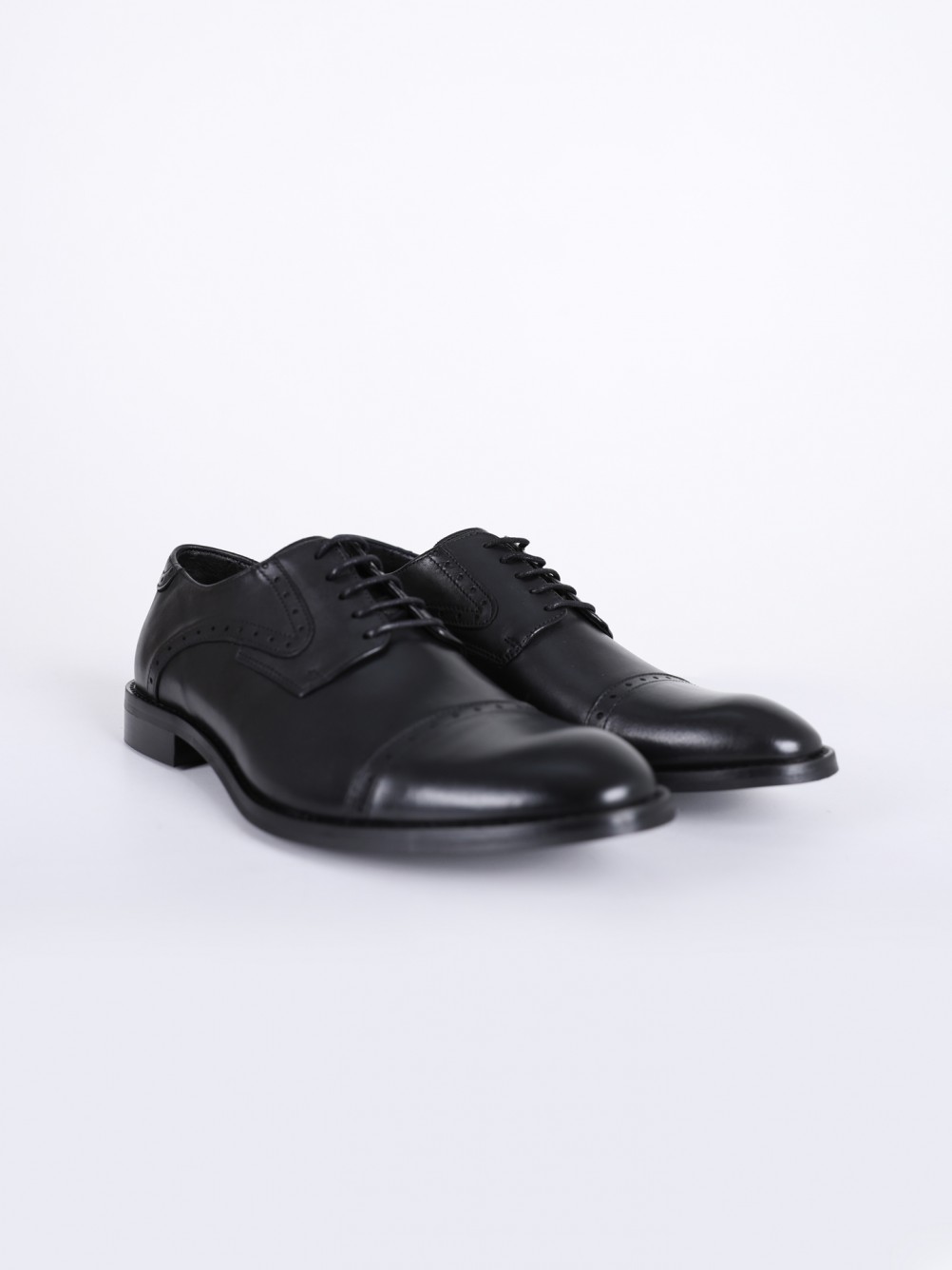 Elegant perforated leather shoe