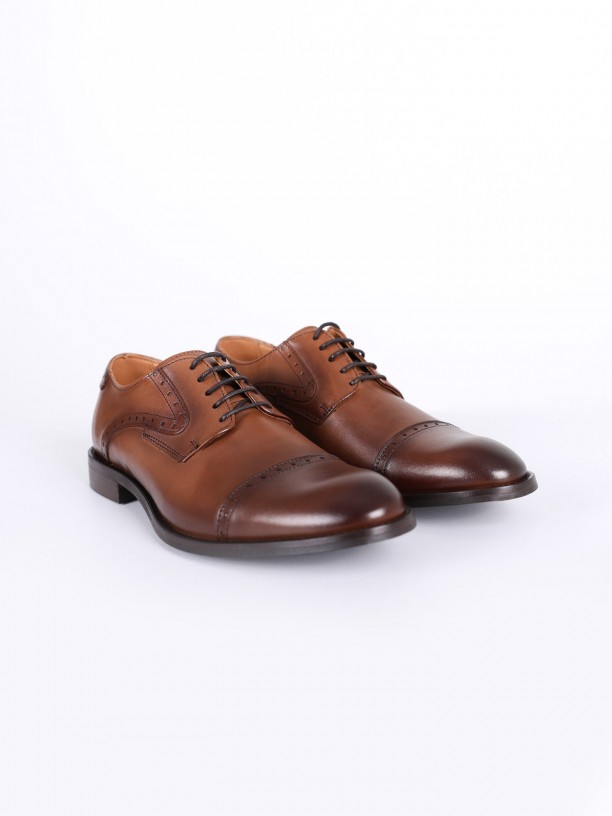 Sapato elegante de pele picado
