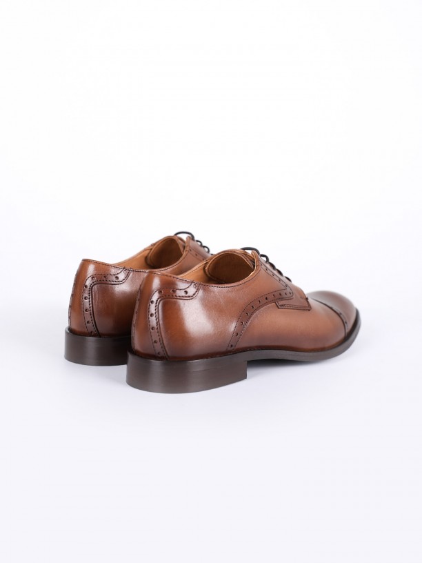 Sapato elegante de pele picado