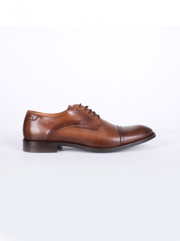 Sapato elegante de pele picado