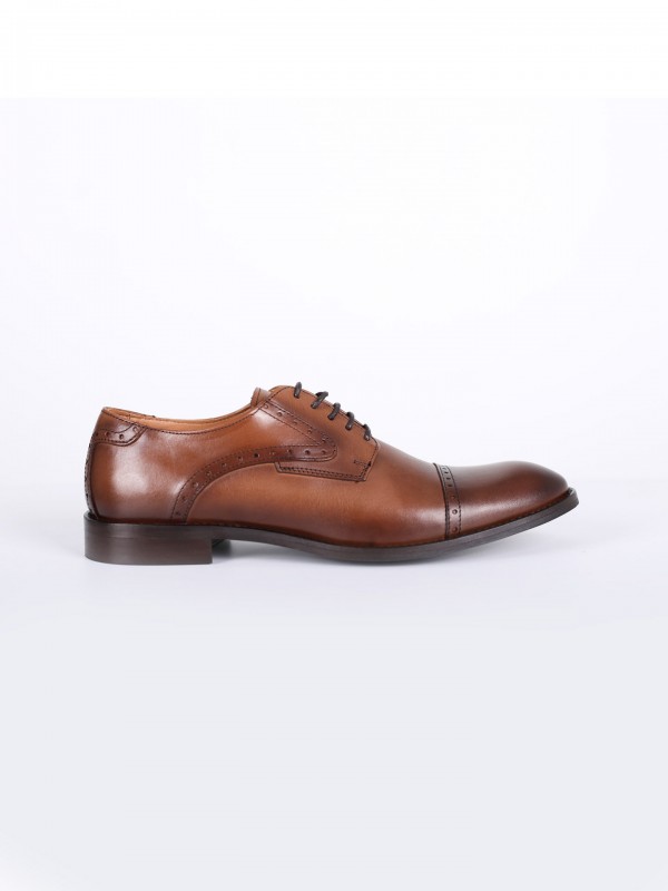 Sapato elegante de pele picado