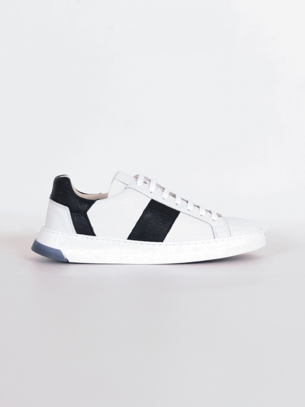 Leather sneaker with side detail