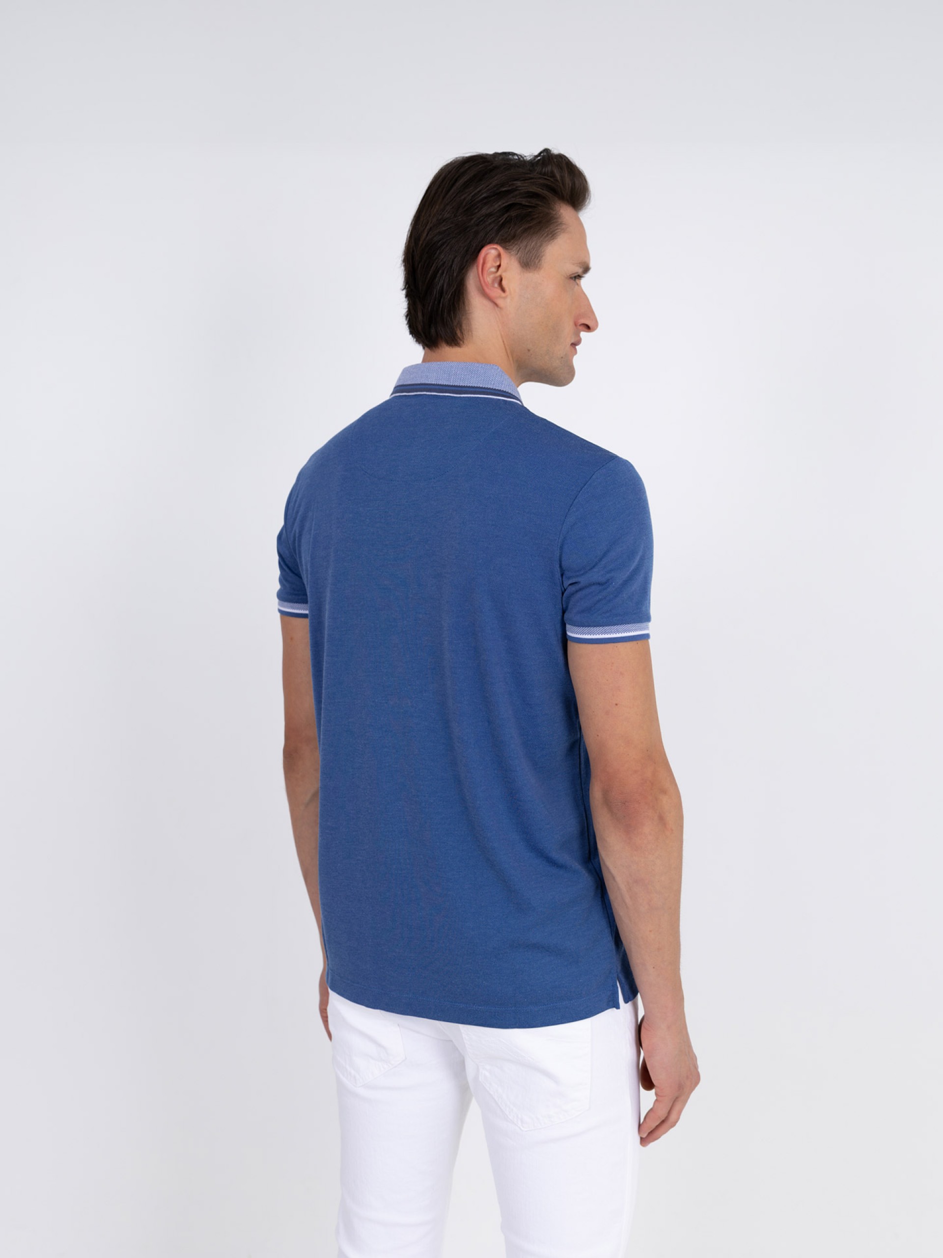 Polo liso com pormenor na gola e manga