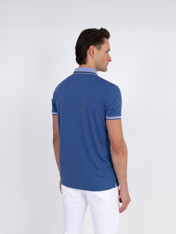 Polo liso com pormenor na gola e manga Polo liso com pormenor na gola e manga