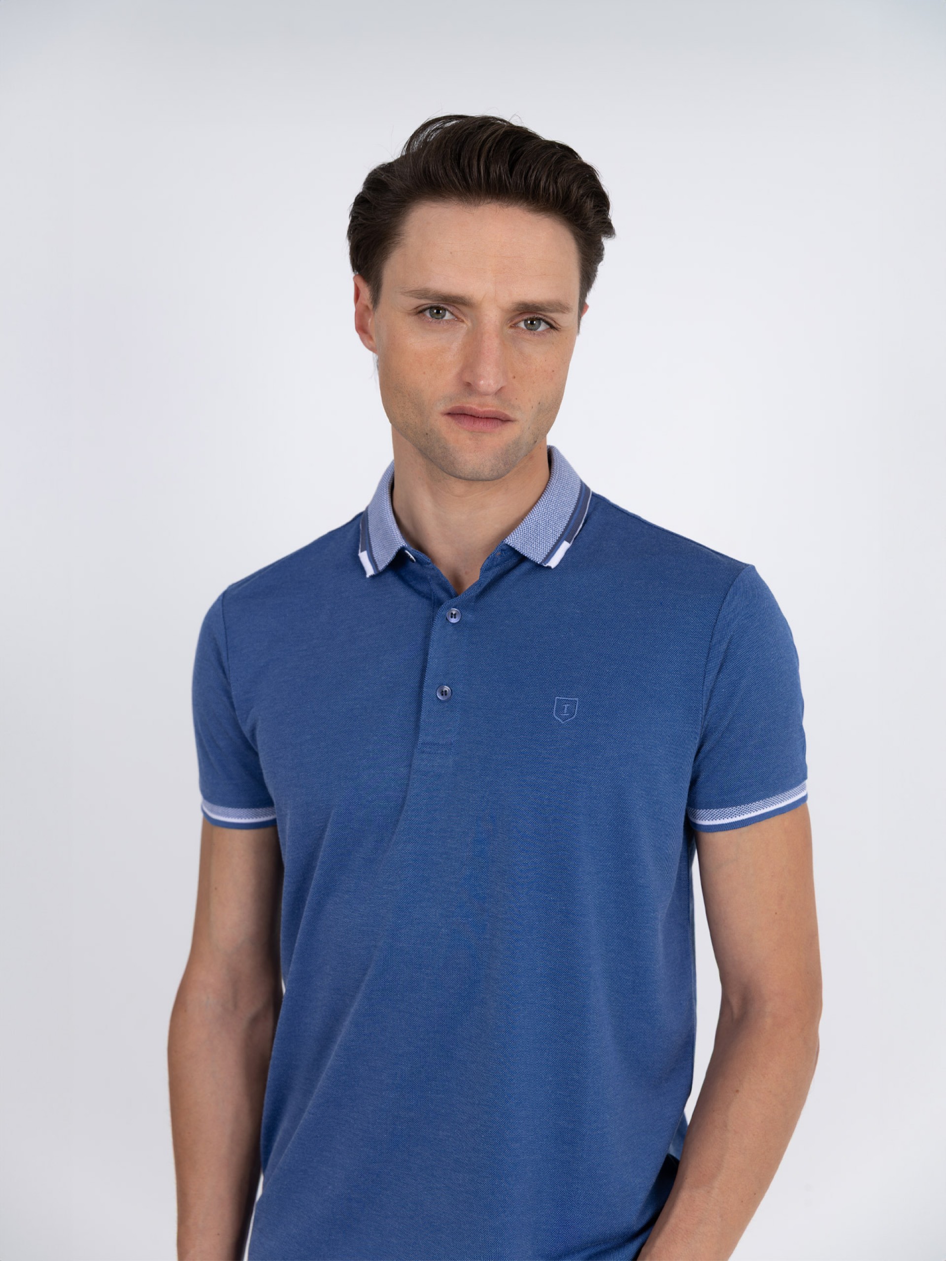 Polo liso com pormenor na gola e manga