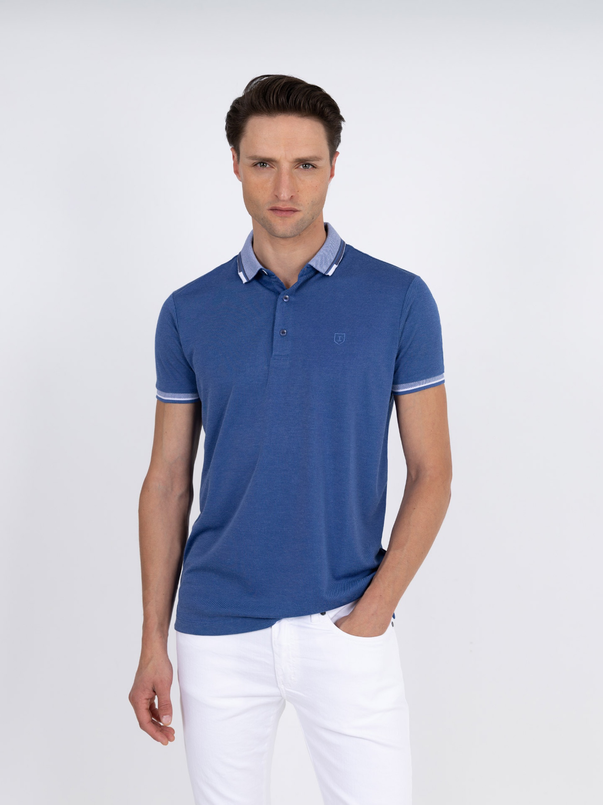 Polo liso com pormenor na gola e manga