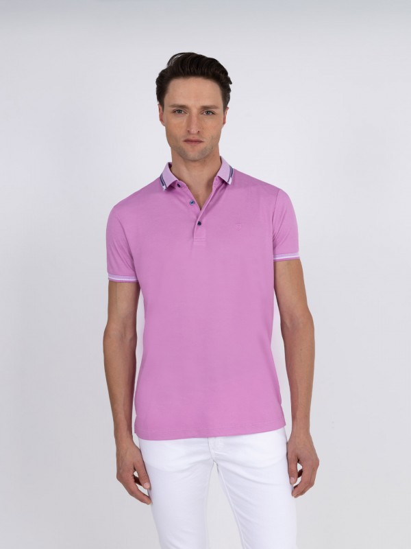 Polo liso con detalle en el cuello y la manga