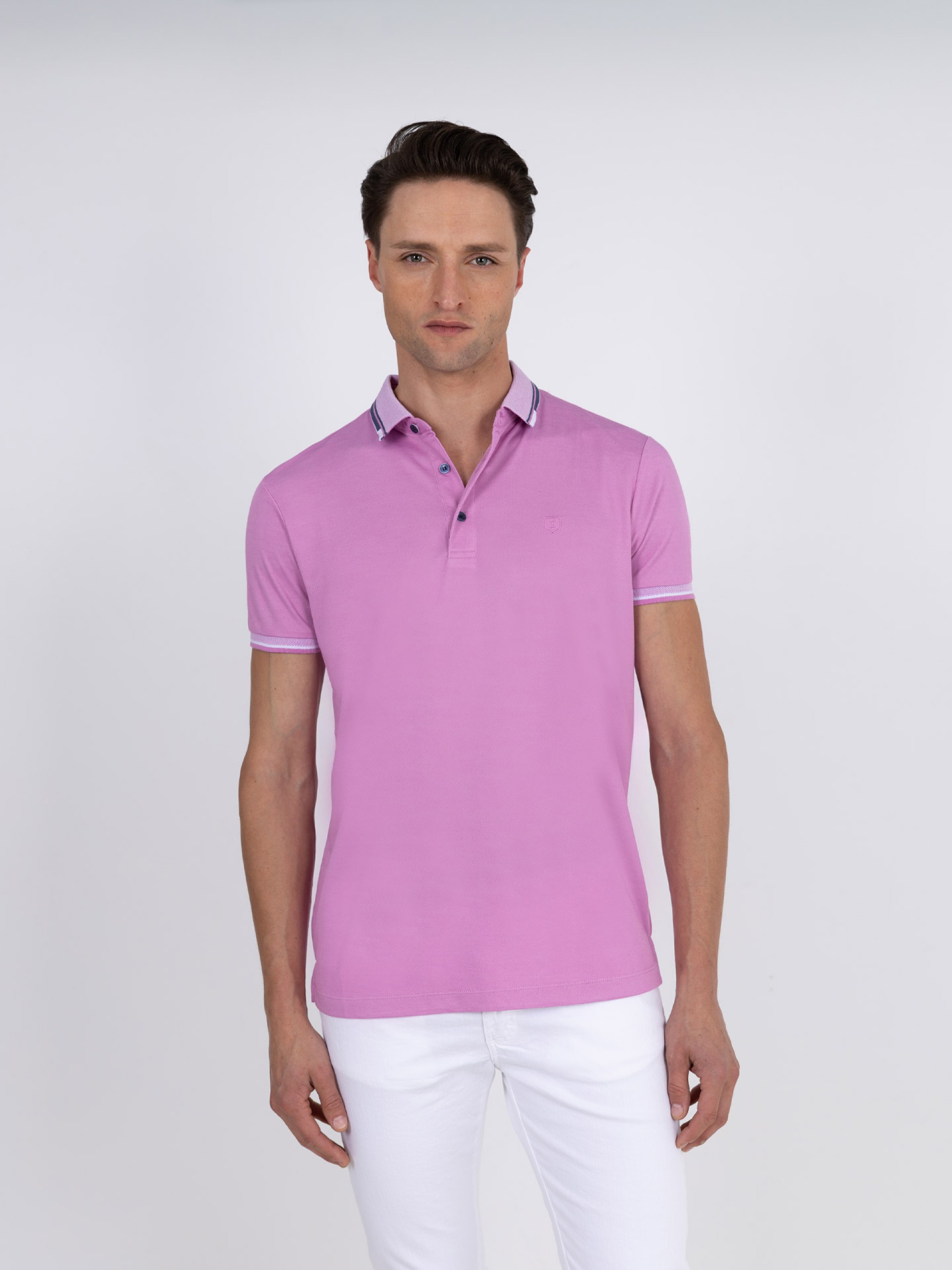 Polo liso com pormenor na gola e manga