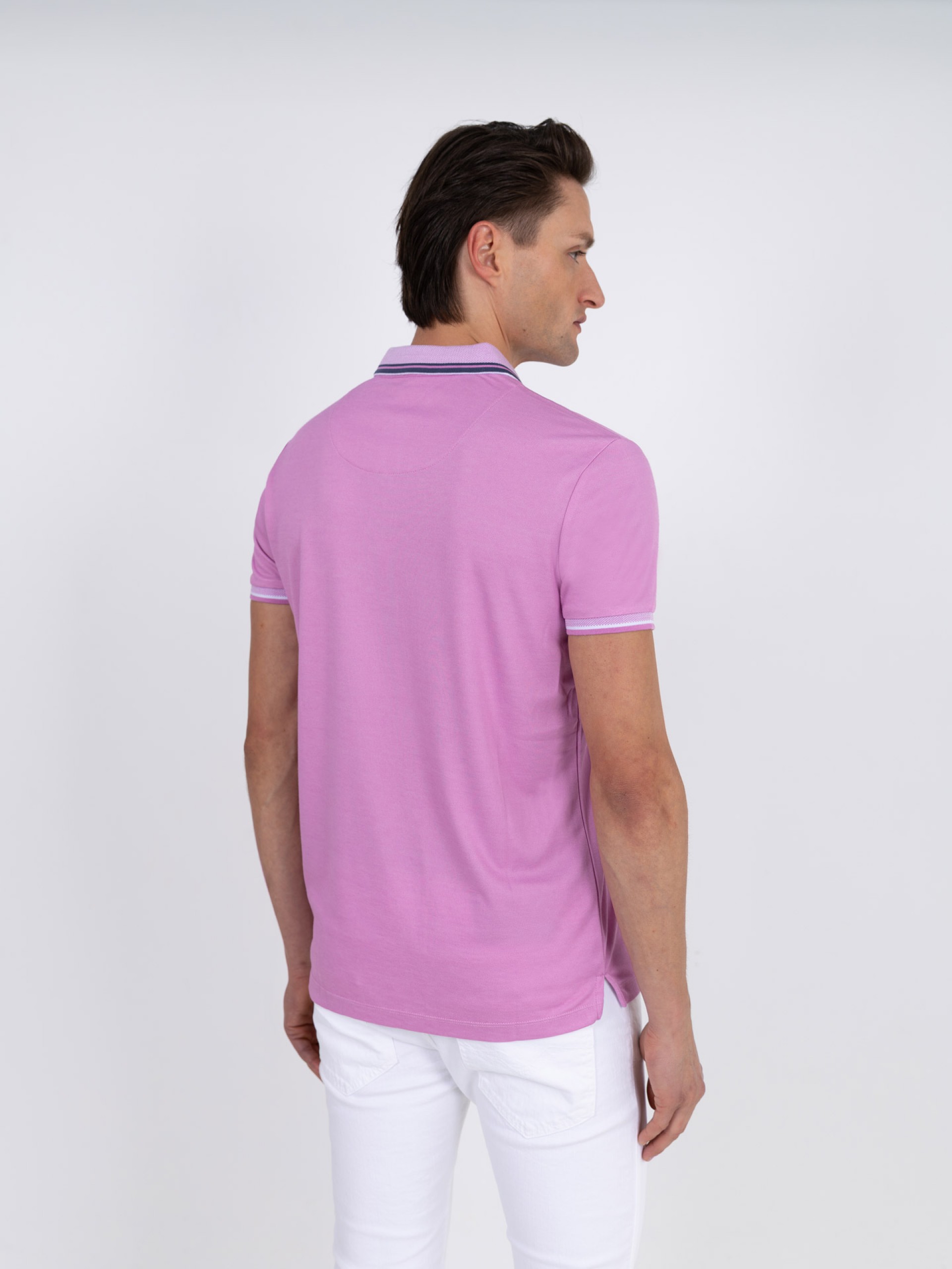 Polo liso com pormenor na gola e manga