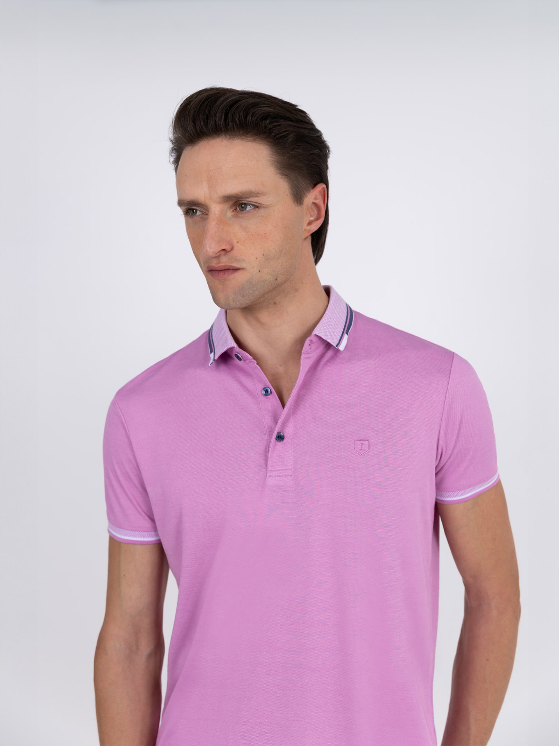 Polo liso com pormenor na gola e manga