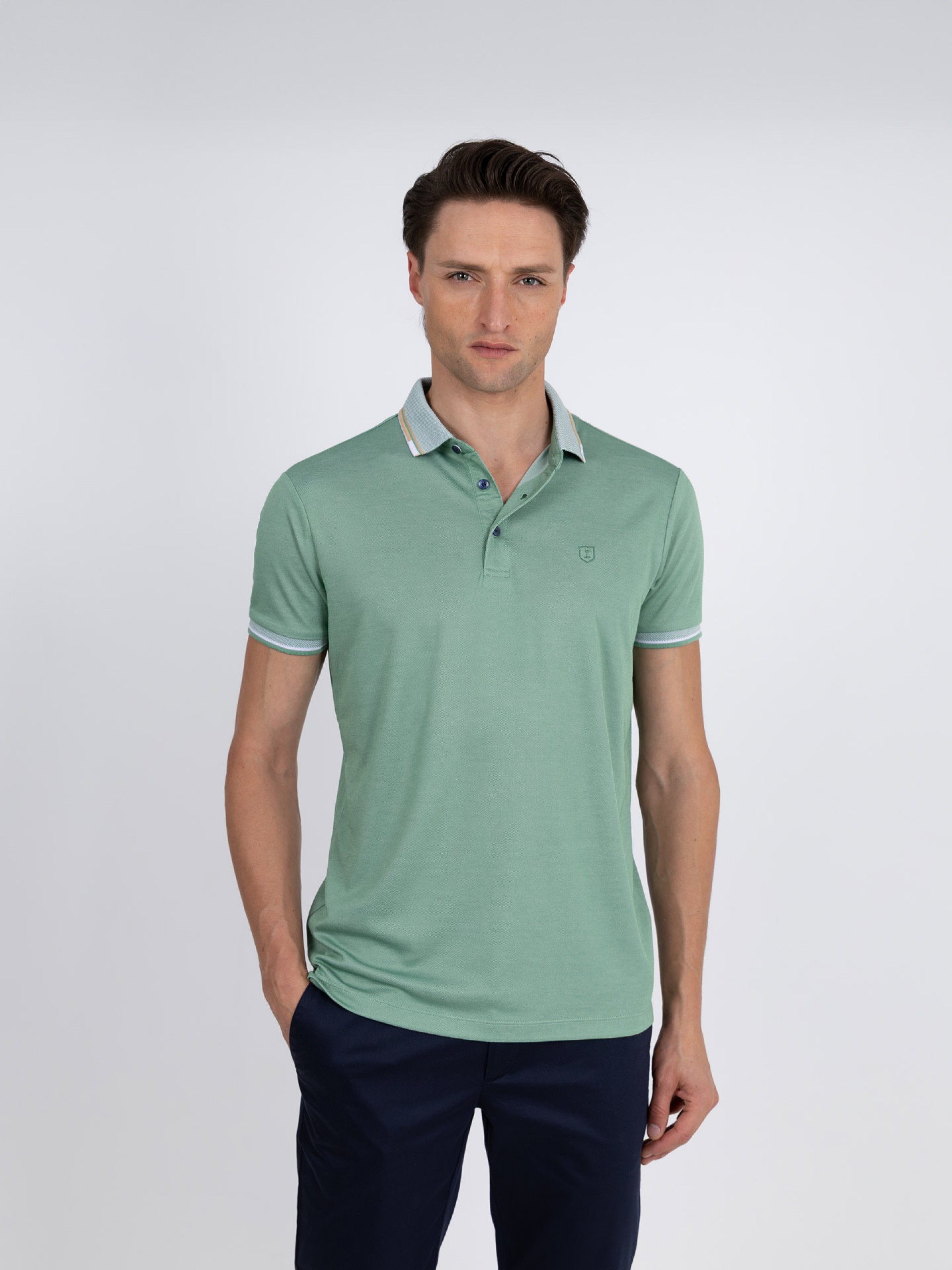 Polo liso com pormenor na gola e manga