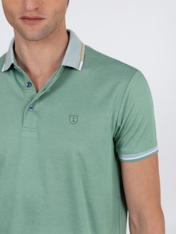 Polo liso com pormenor na gola e manga Polo liso com pormenor na gola e manga