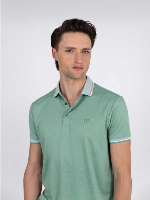 Plain polo shirt with detail on the collar and sleeve Plain polo shirt with detail on the collar and sleeve