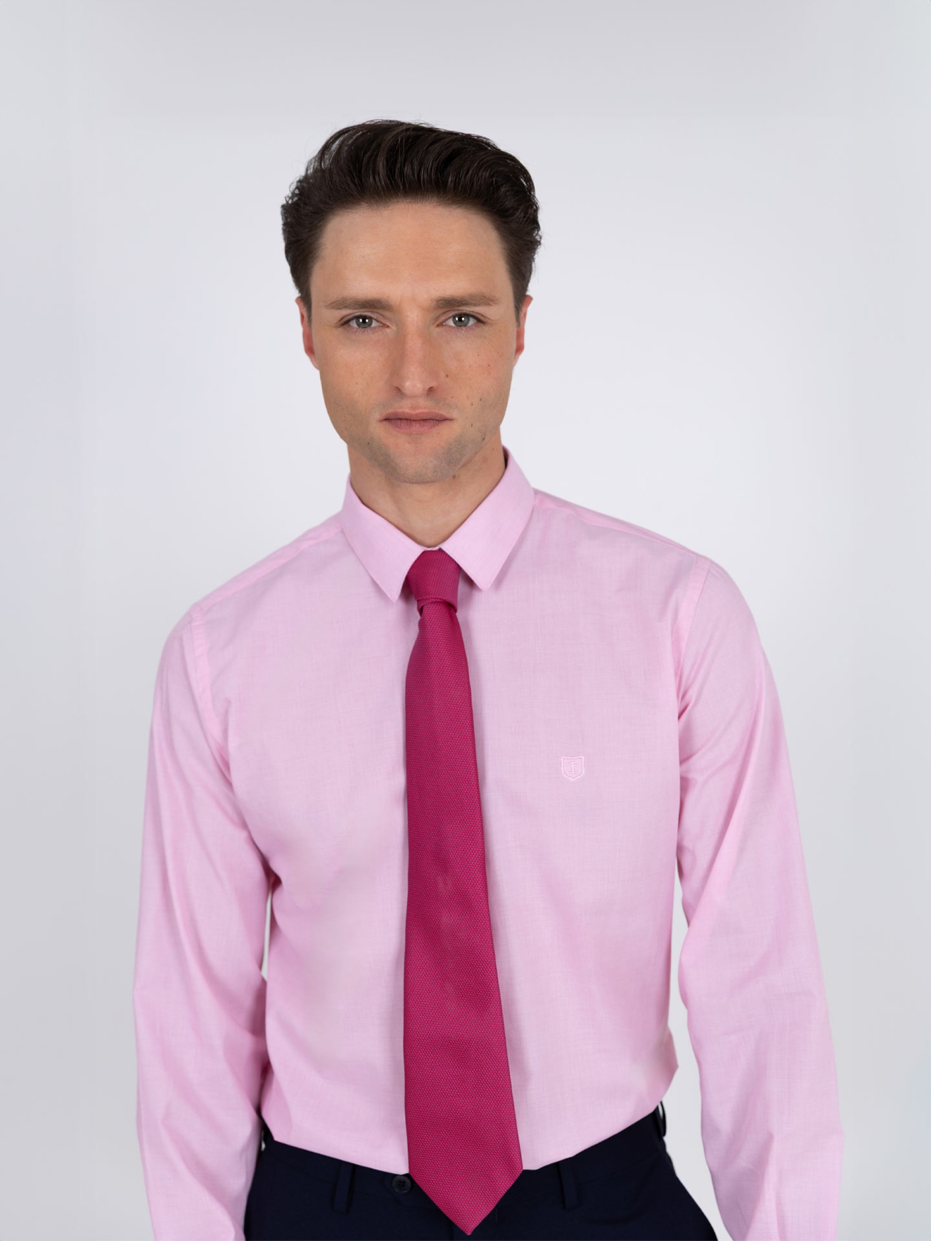 Camisa clásica slim fit con bordado