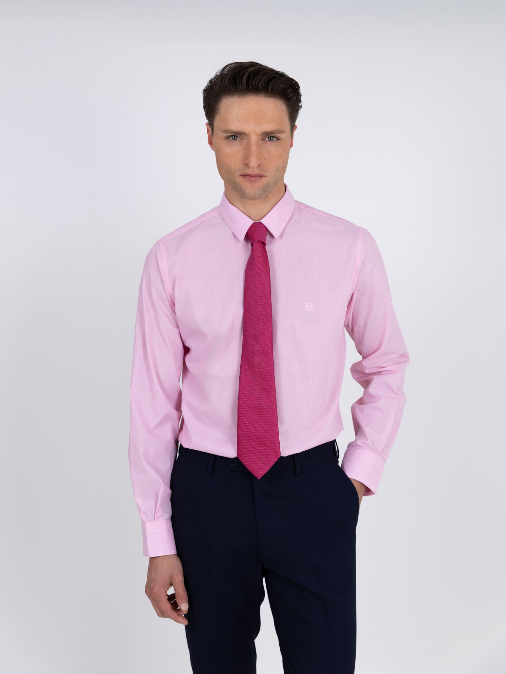 Camisa clásica slim fit con bordado