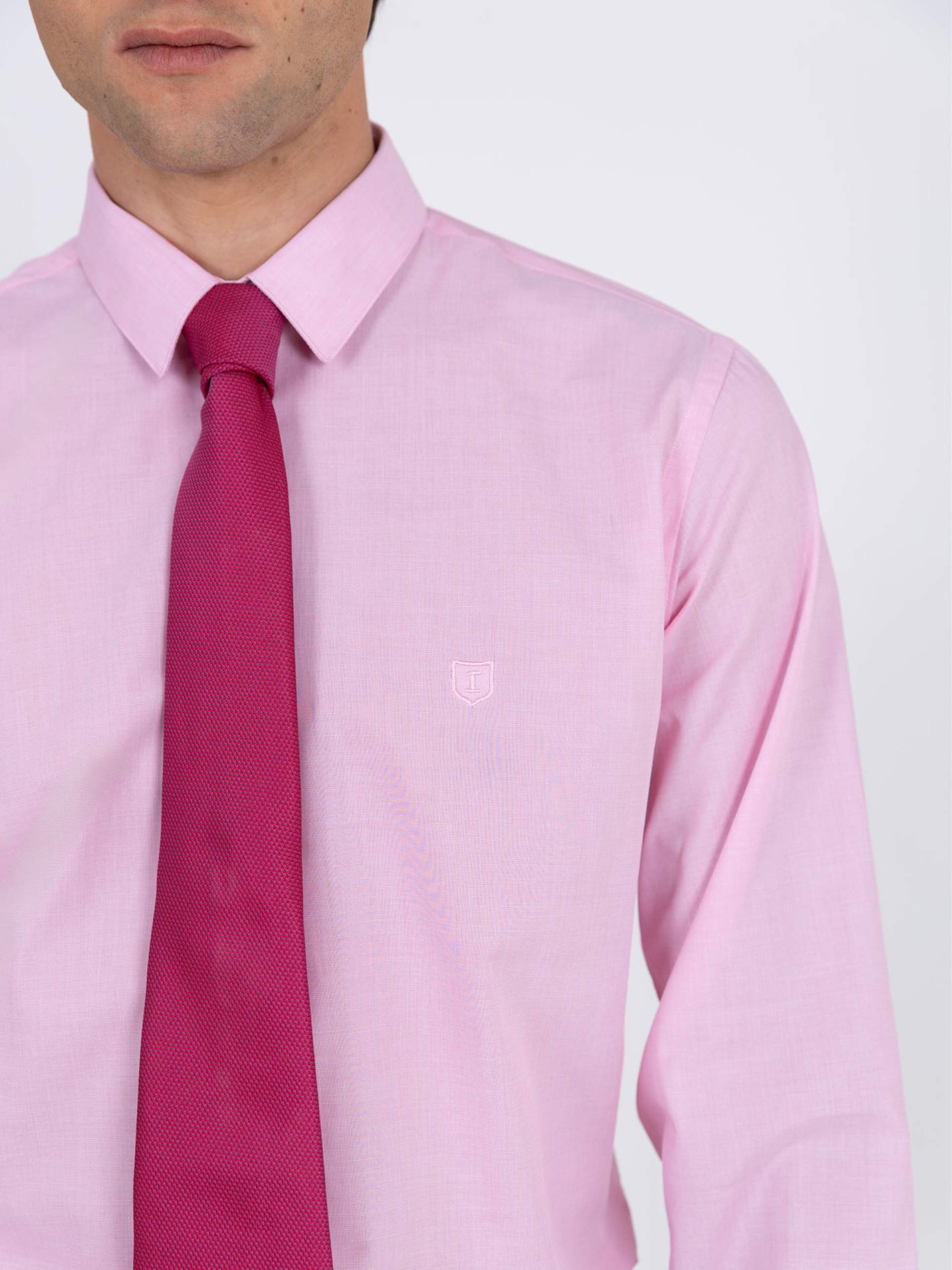 Camisa clásica slim fit con bordado