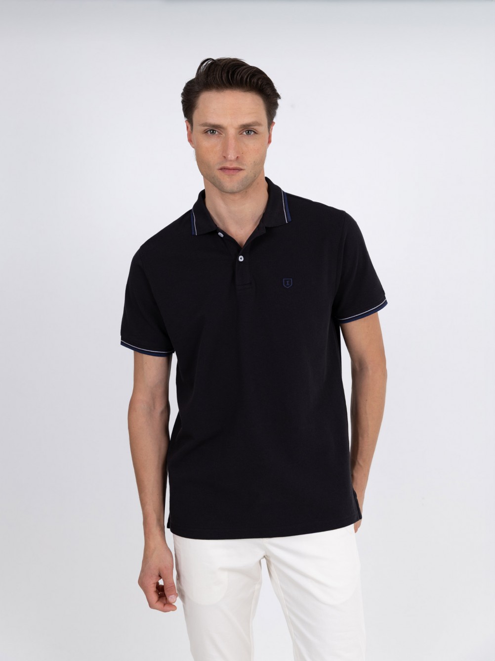Polo 100% algod�o com detalhe na gola e manga