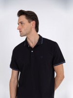 Polo 100% algod�o com detalhe na gola e manga