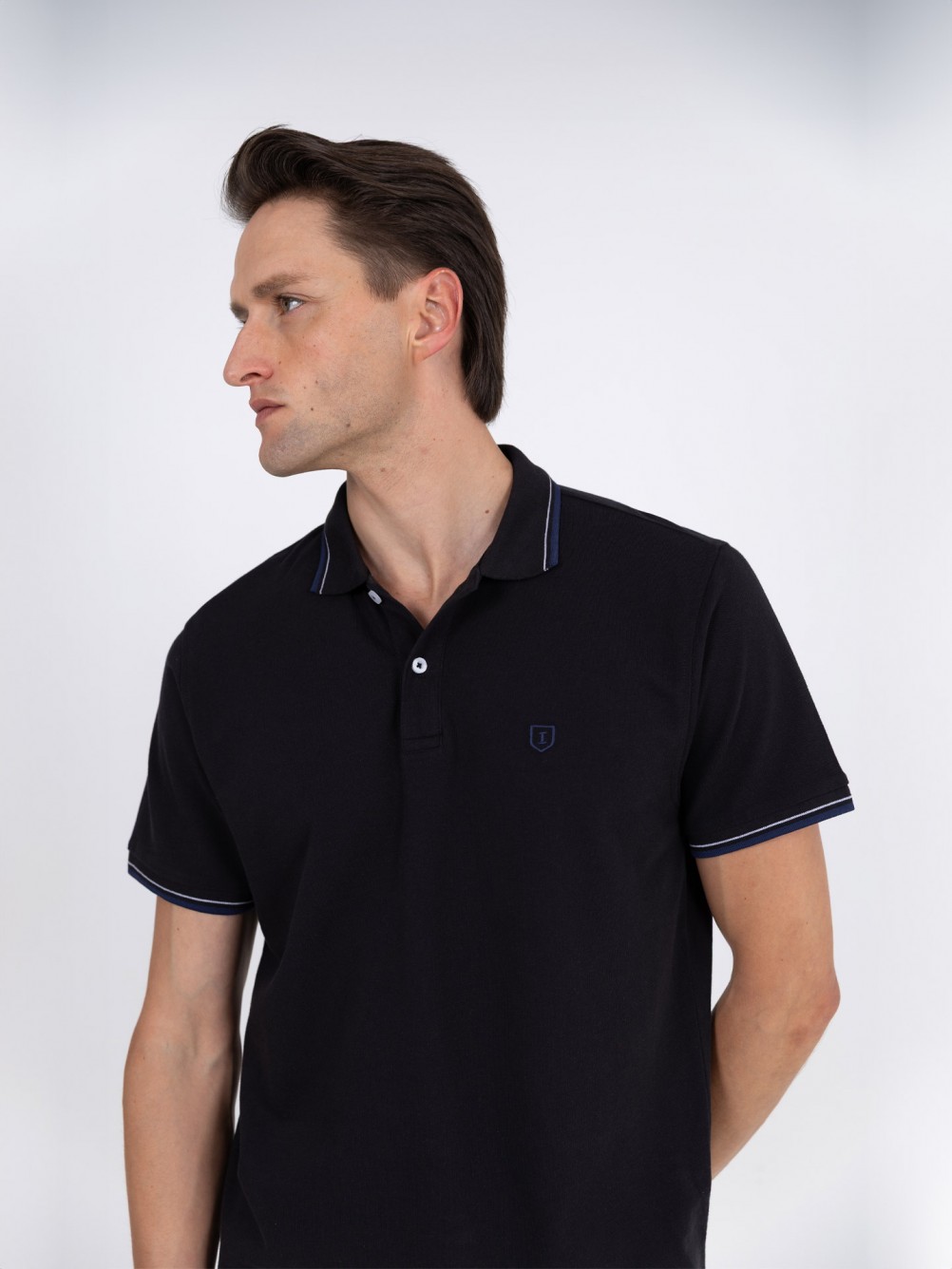 Polo 100% algod�o com detalhe na gola e manga