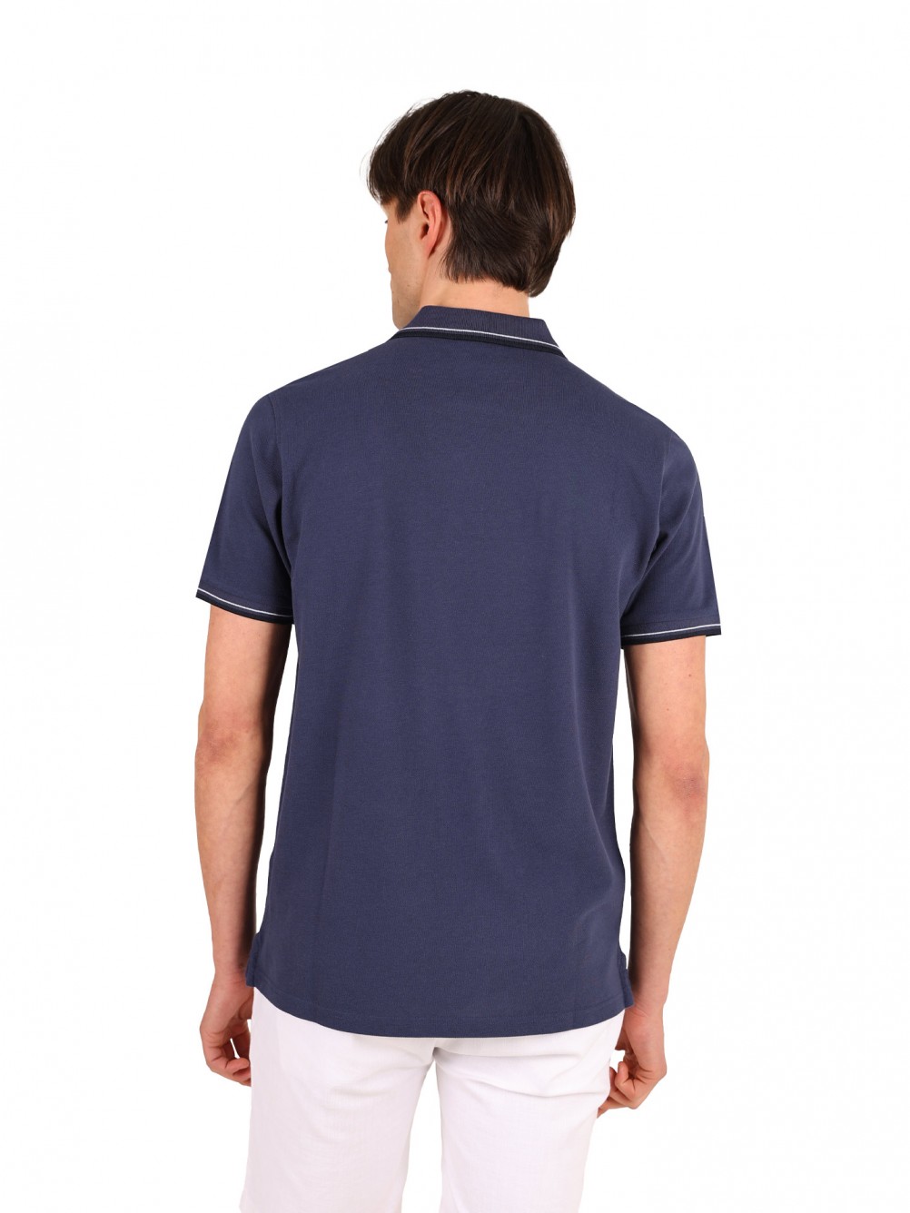 Polo 100% algodão com detalhe na gola e manga