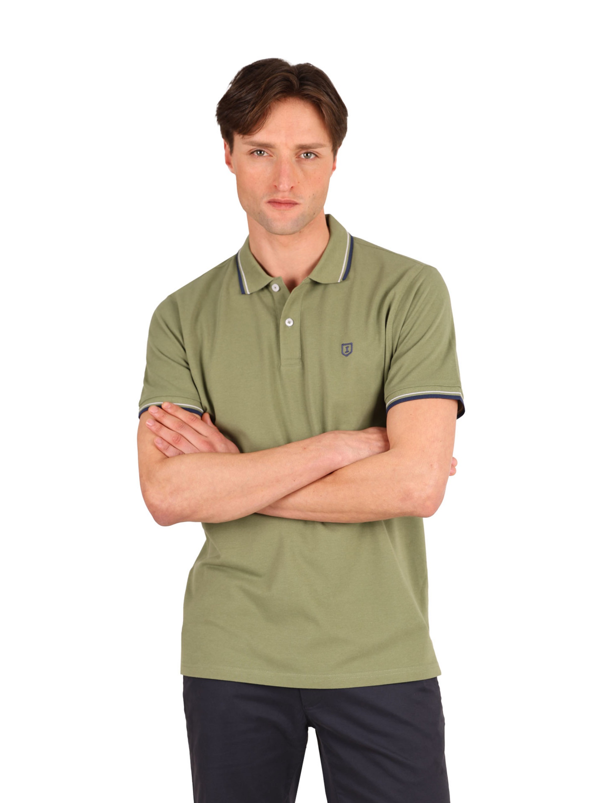 Polo 100% algodón con detalle en el cuello y las mangas