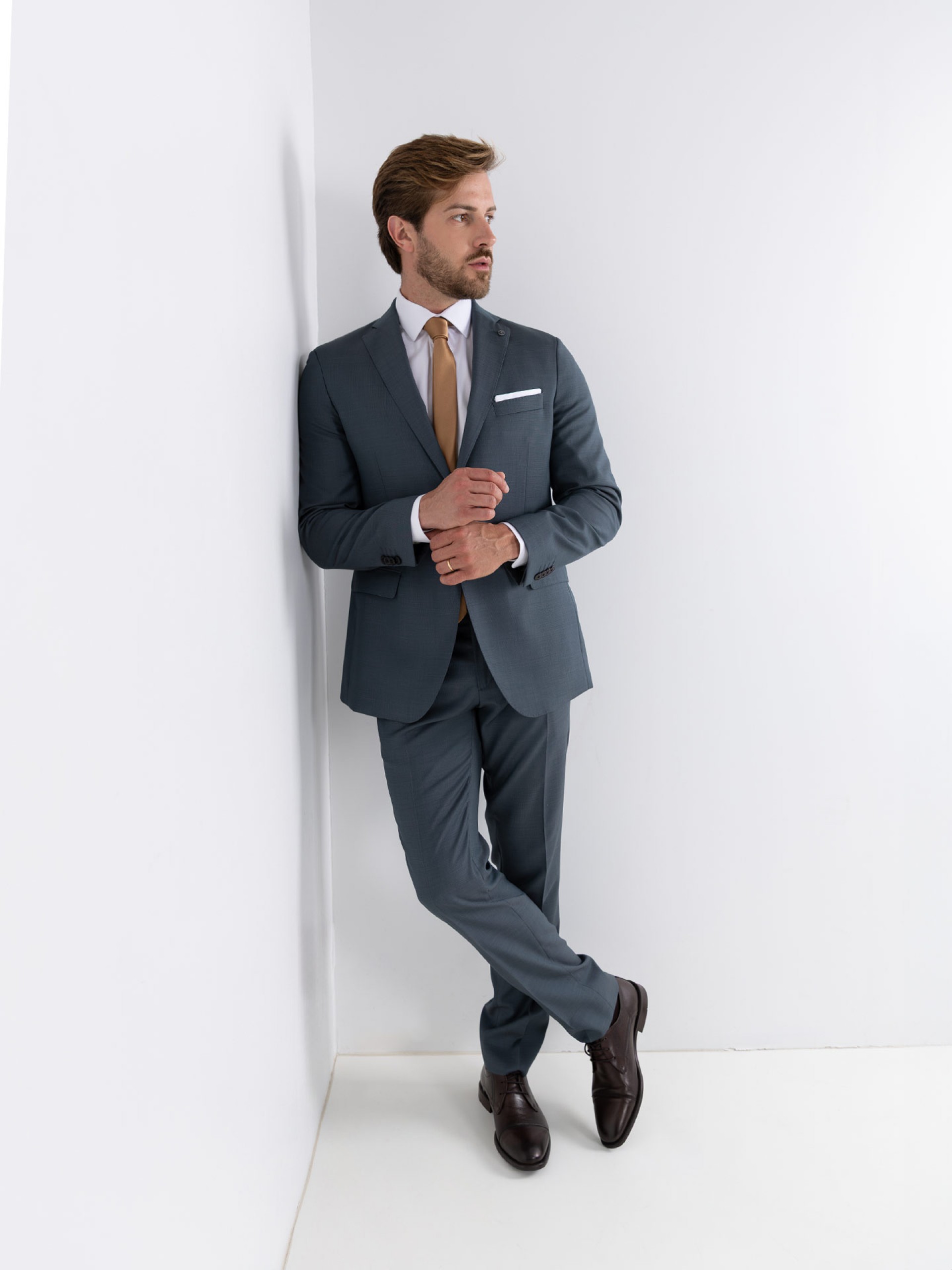 Traje slim fit con micro patrón