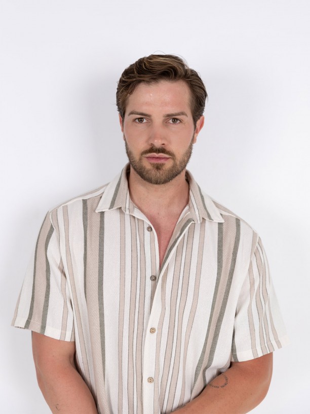 Short-sleeved casual and linen-effect finish