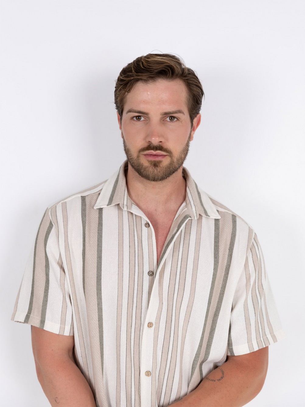 Short-sleeved casual and linen-effect finish