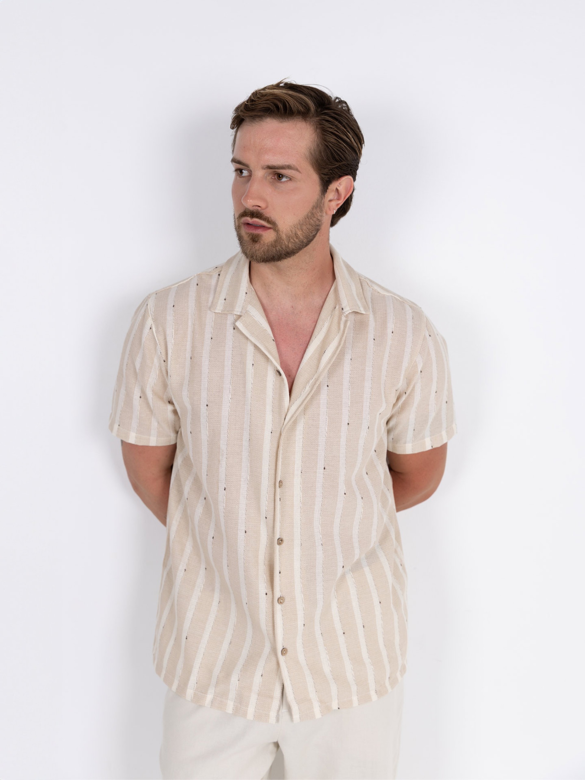 Short-sleeved casual and linen-effect finish