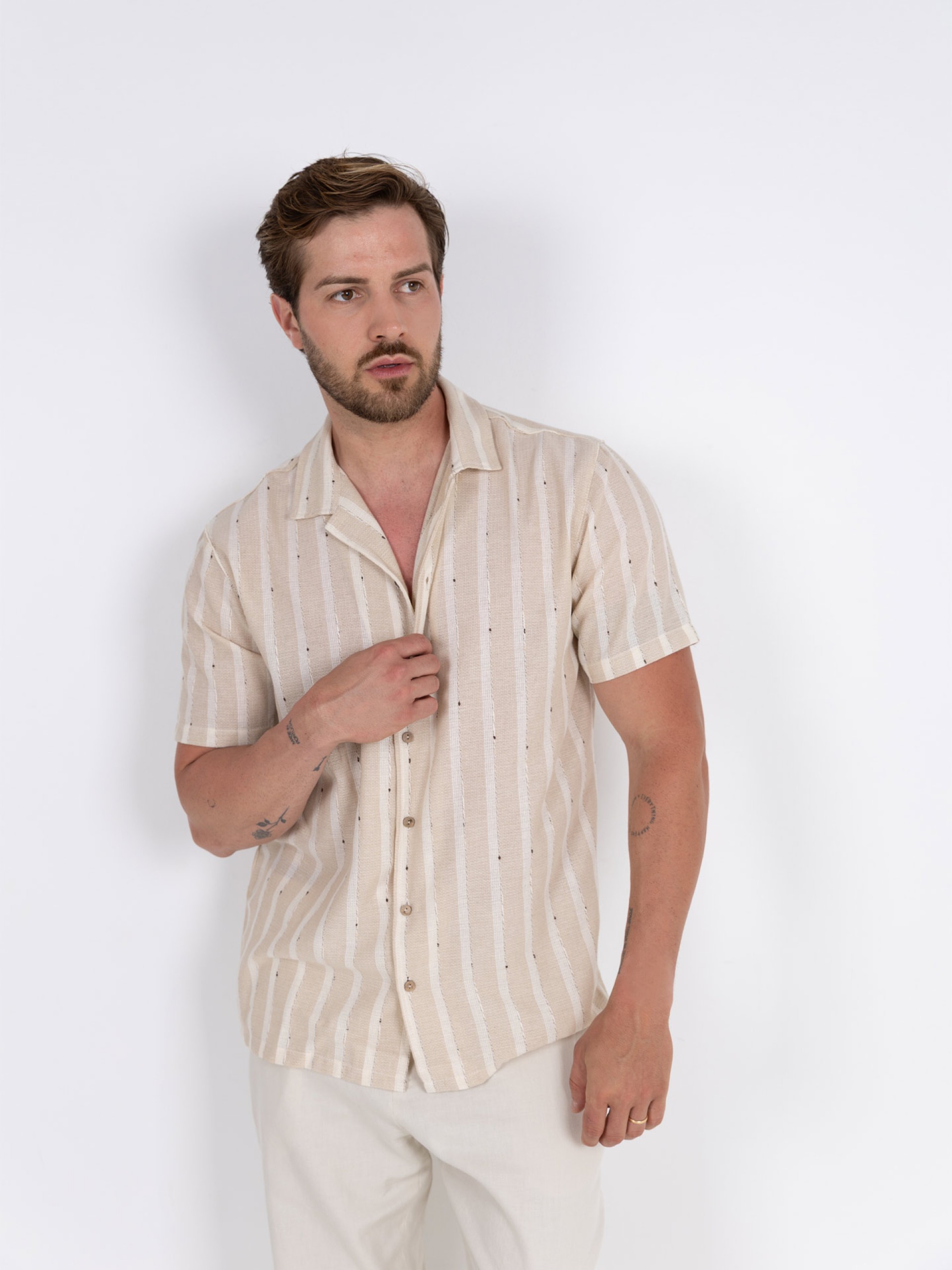 Short-sleeved casual and linen-effect finish