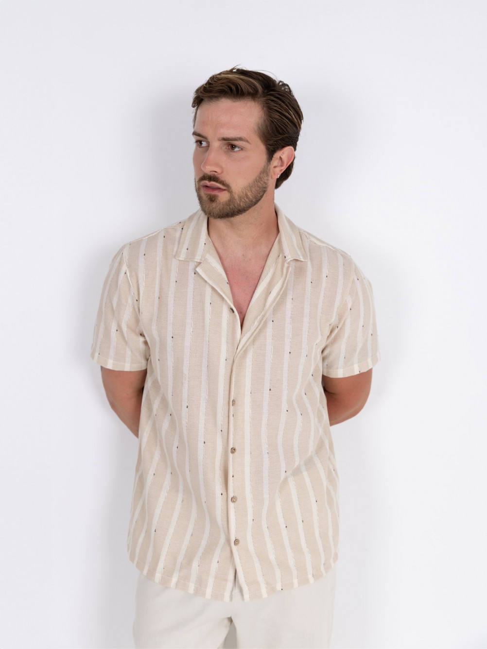 Short-sleeved casual and linen-effect finish