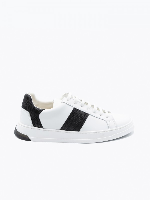 Zapatilla de piel con detalle lateral