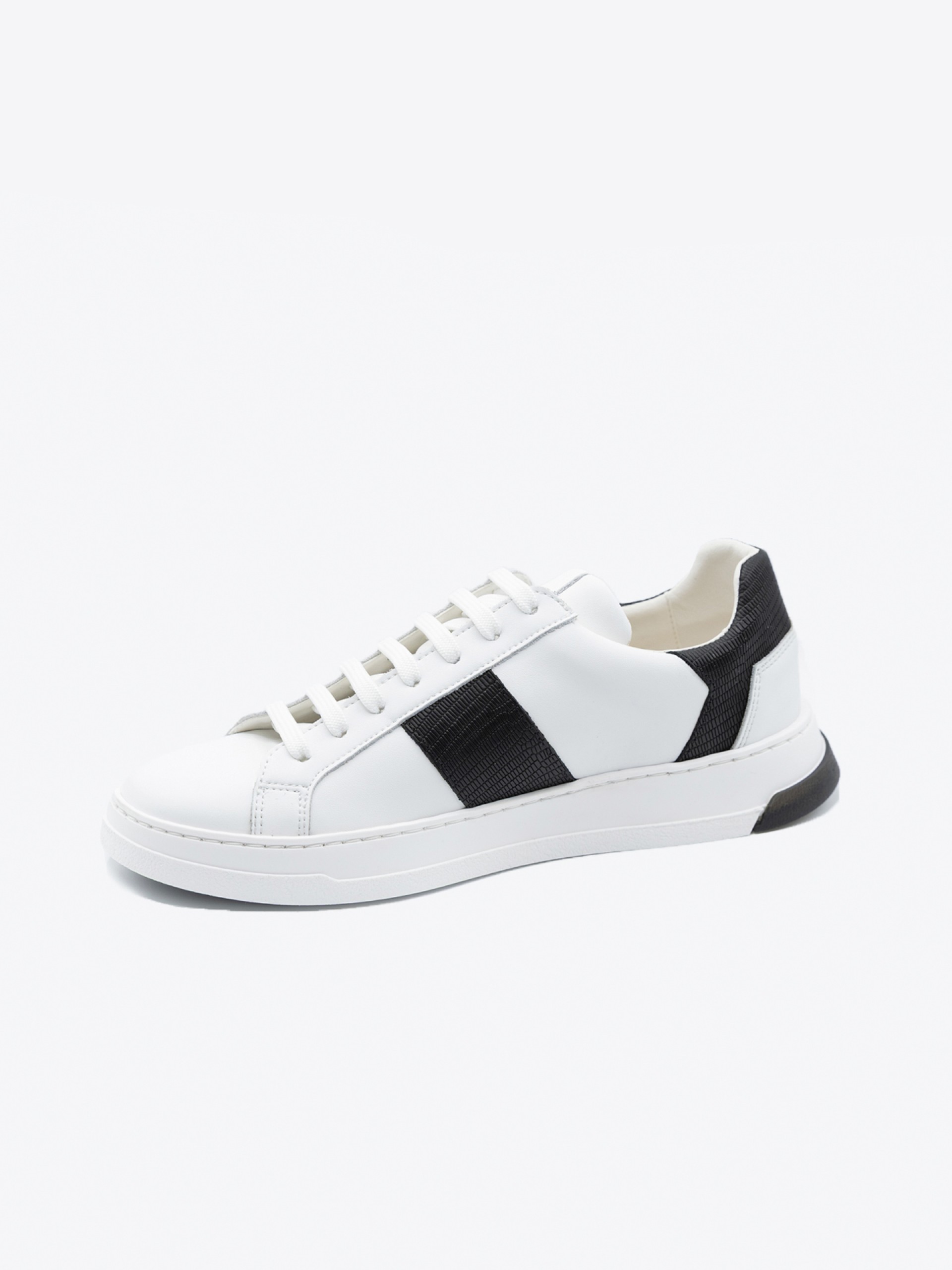 Zapatilla de piel con detalle lateral