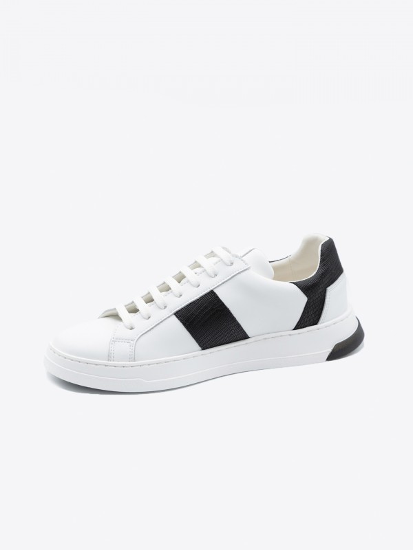 Zapatilla de piel con detalle lateral Zapatilla de piel con detalle lateral