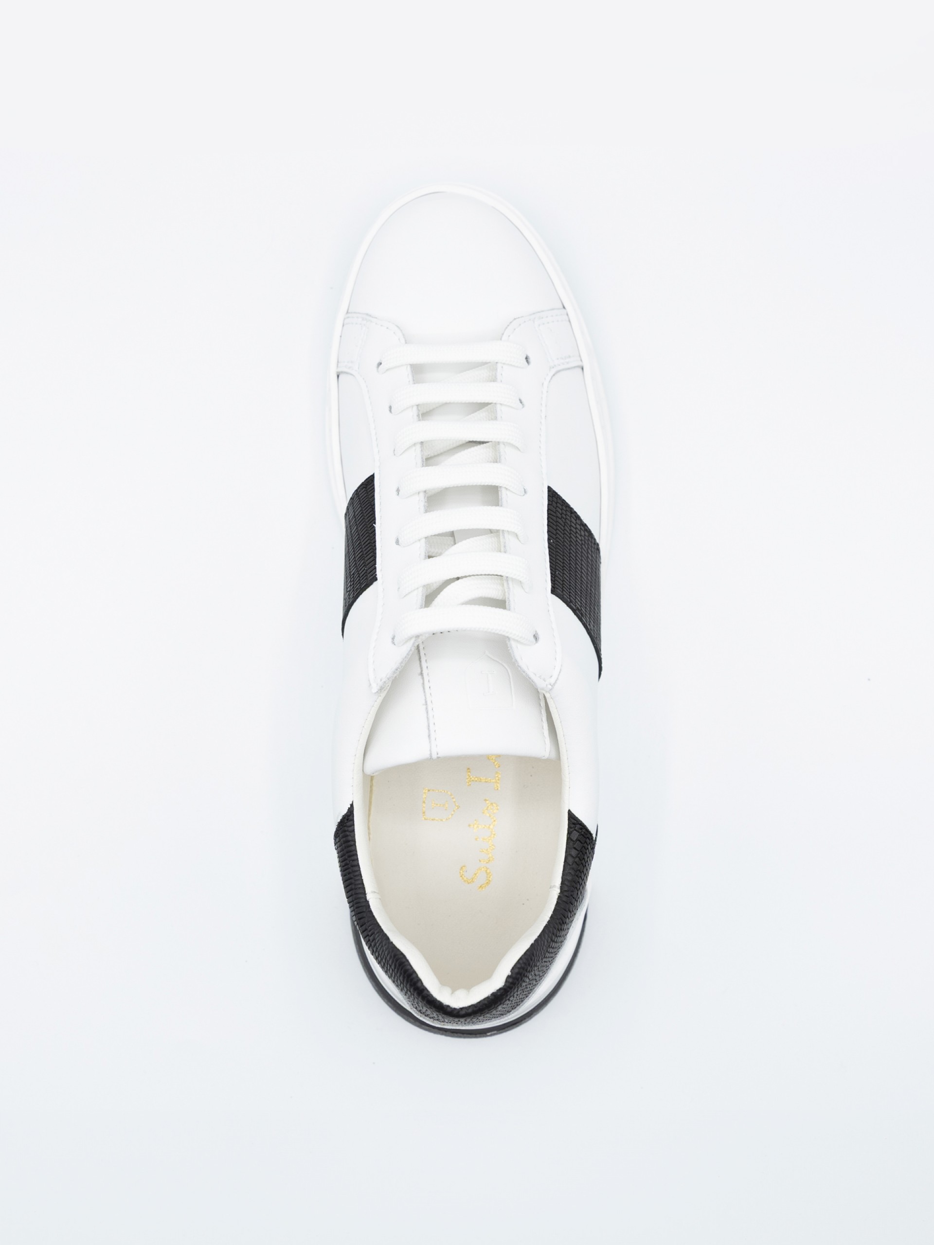 Zapatilla de piel con detalle lateral