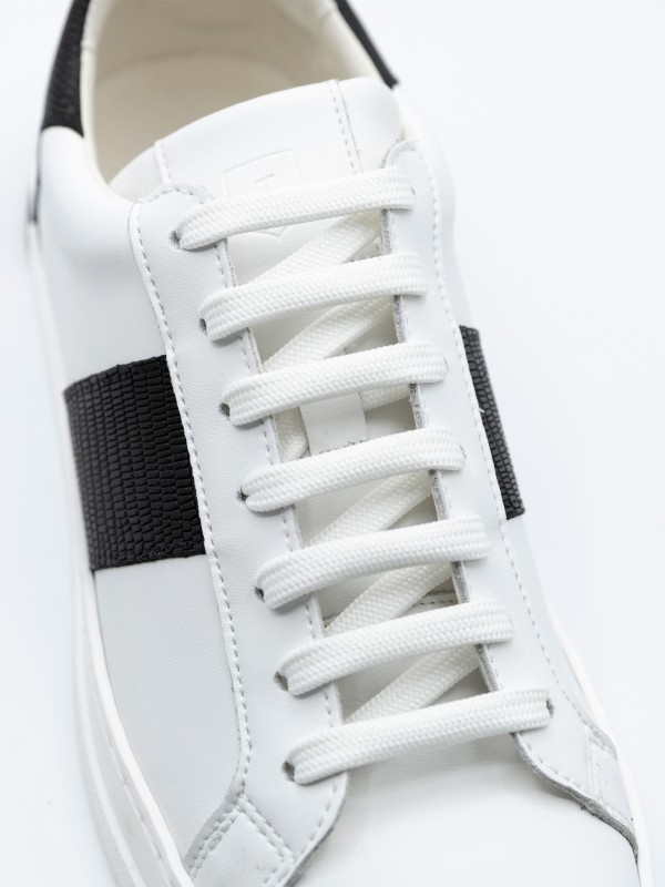 Zapatilla de piel con detalle lateral Zapatilla de piel con detalle lateral