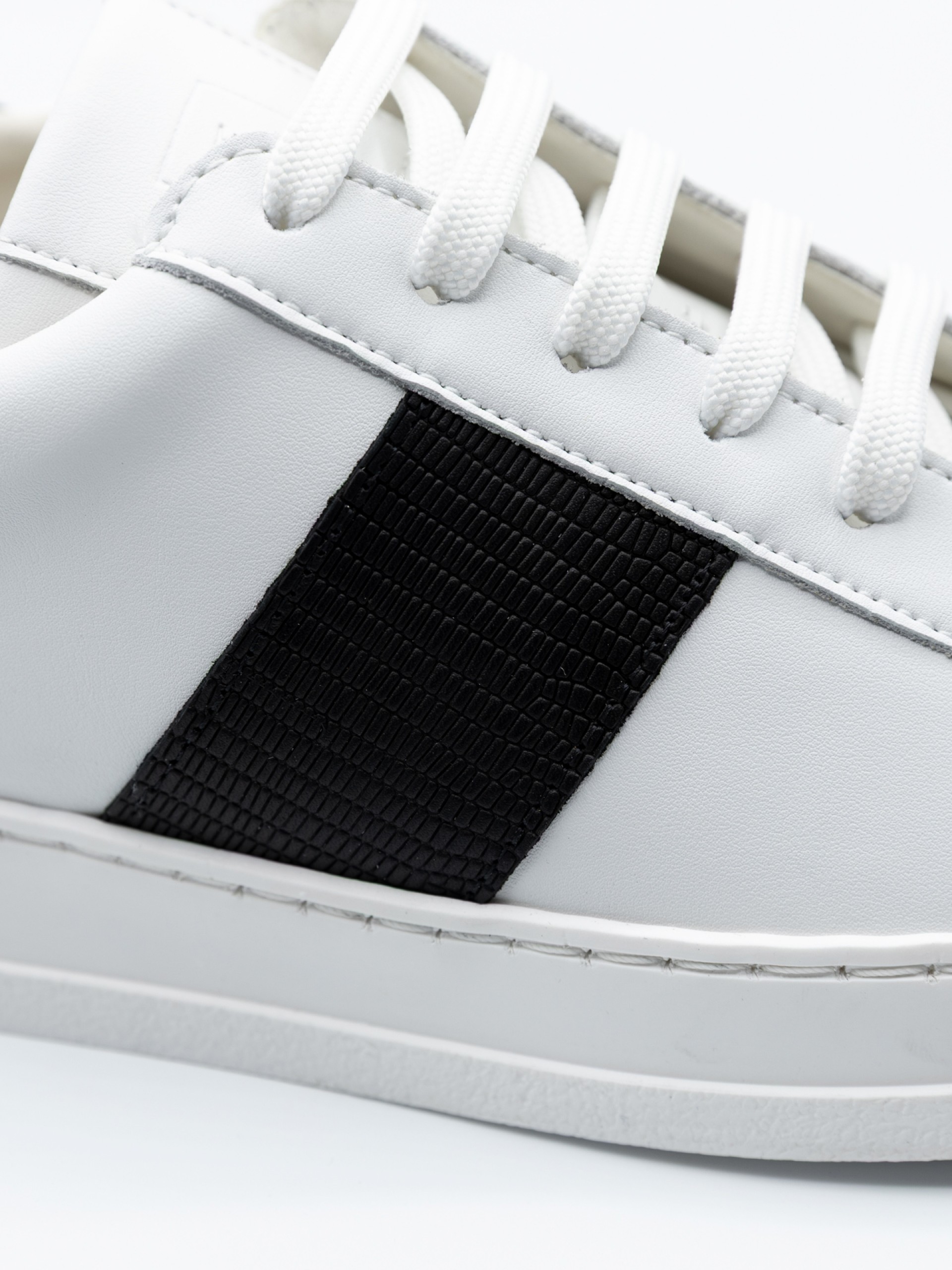 Zapatilla de piel con detalle lateral