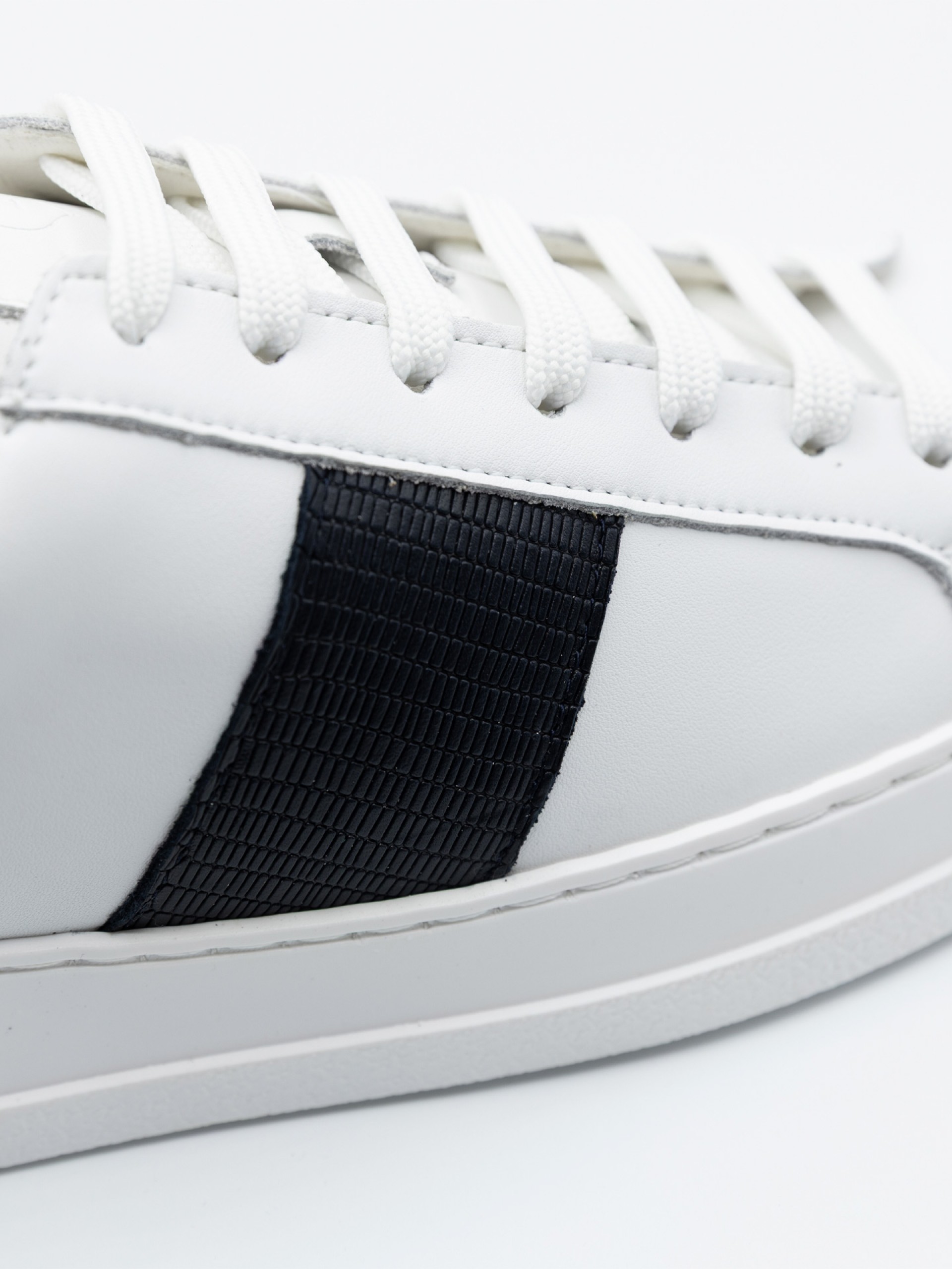 Sapatilha de pele com pormenor lateral