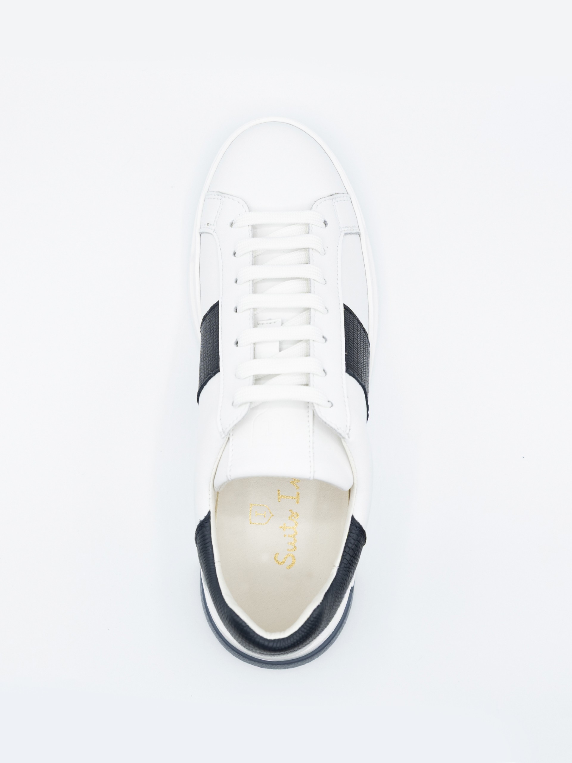 Sapatilha de pele com pormenor lateral