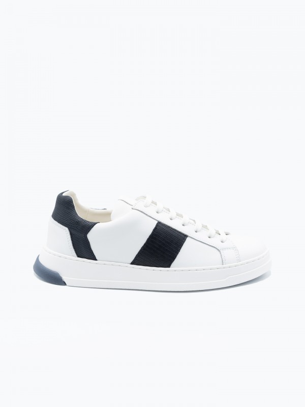 Leather sneaker with side detail