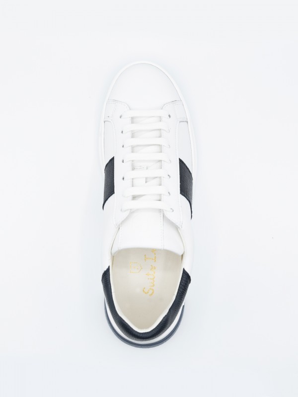 Zapatilla de piel con detalle lateral Zapatilla de piel con detalle lateral