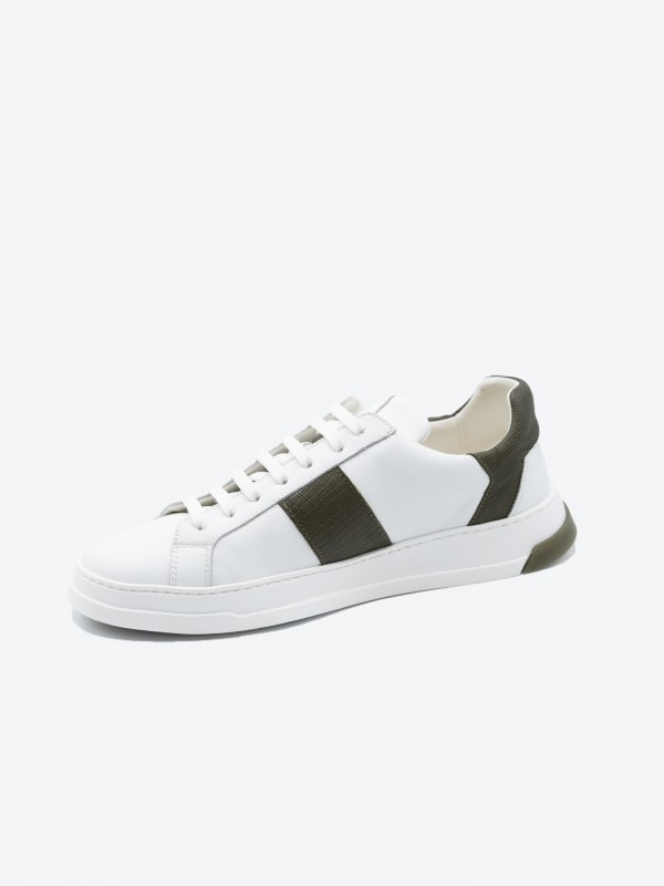 Sapatilha de pele com pormenor lateral Sapatilha de pele com pormenor lateral