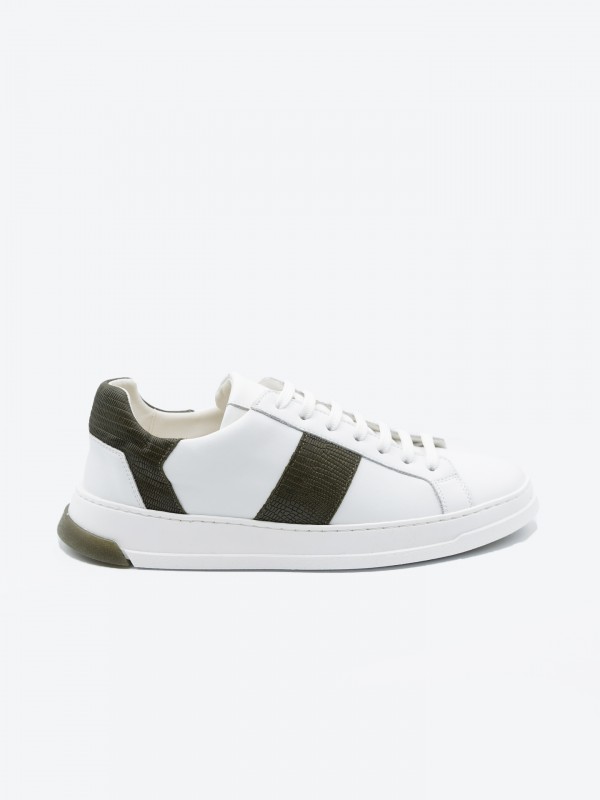 Zapatilla de piel con detalle lateral
