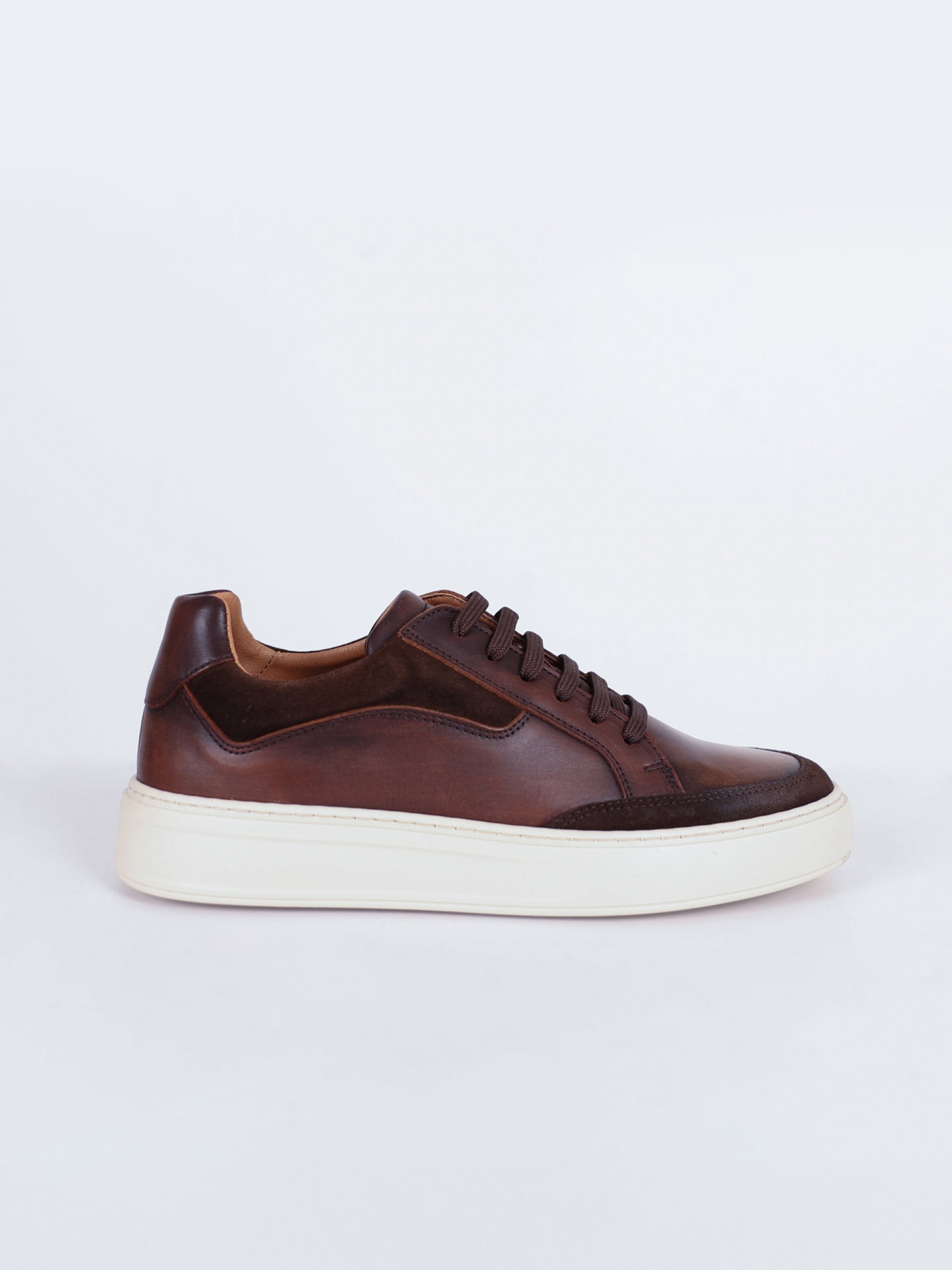 Zapatilla de piel combinada