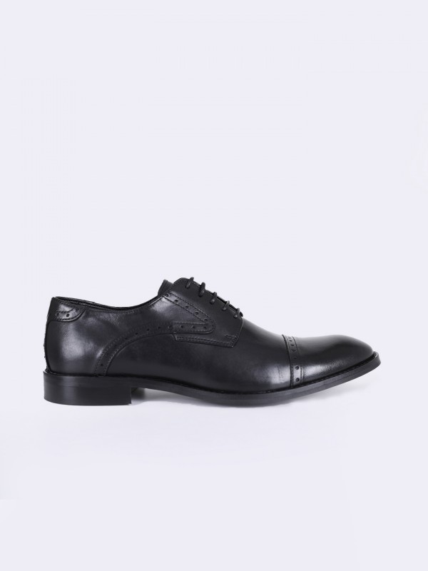 Sapato elegante de pele picado