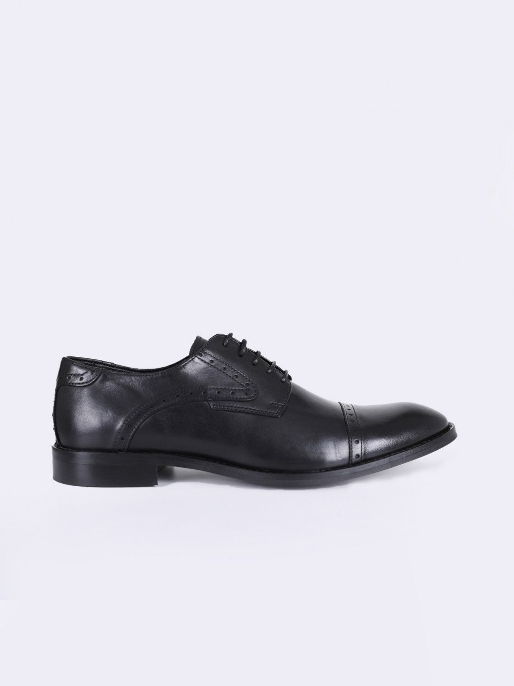 Elegant perforated leather shoe