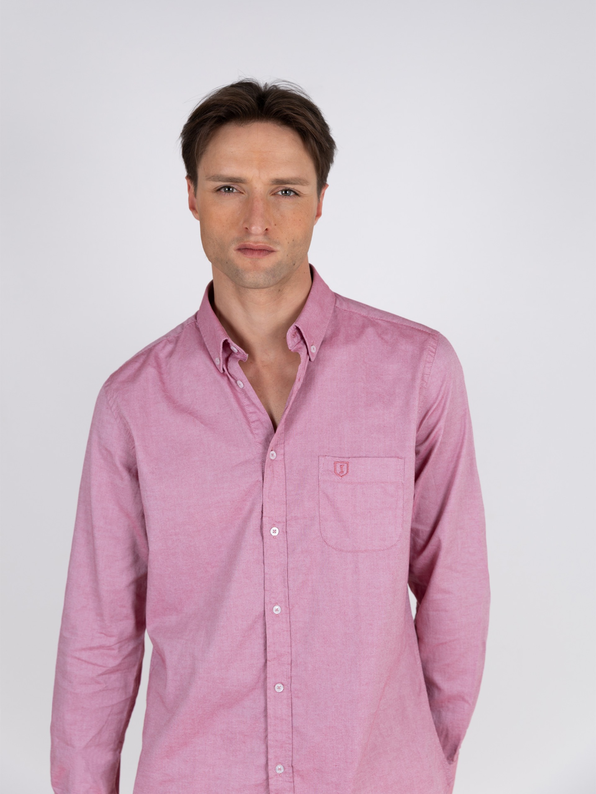 Camisa lisa de algodón con bolsillo