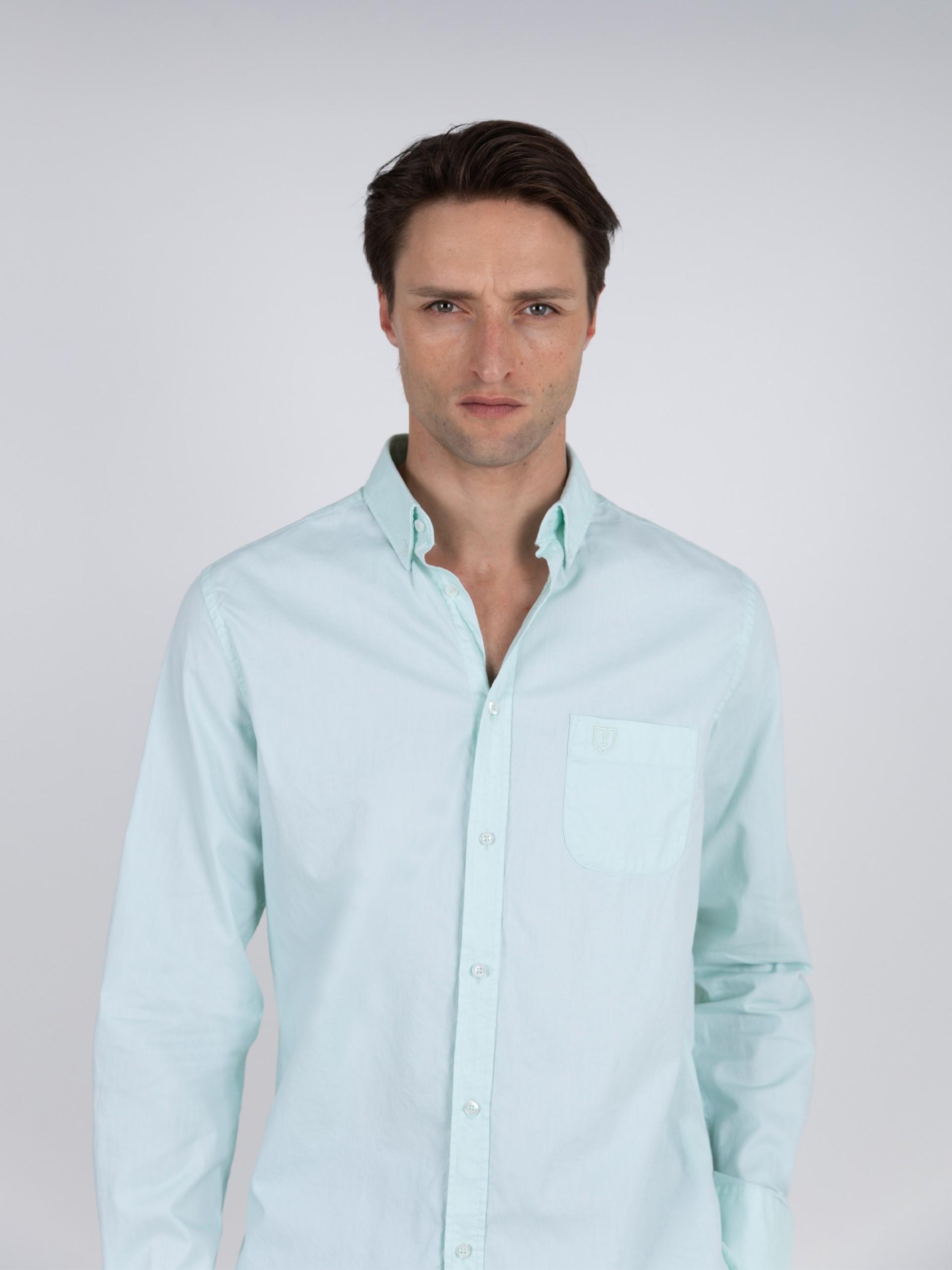 Camisa lisa de algodão com bolso