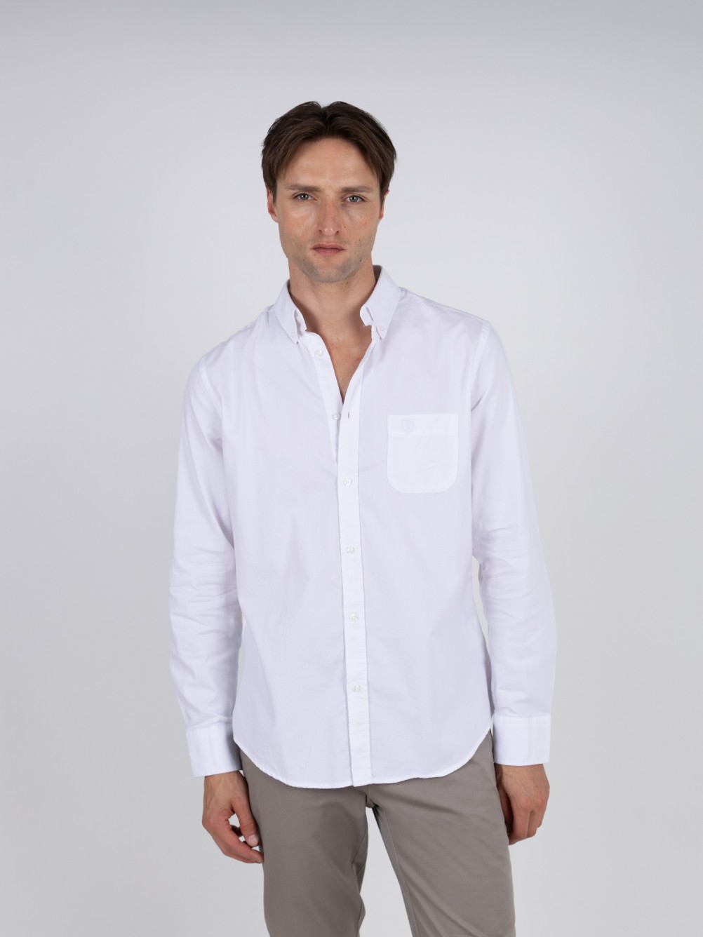 Camisa lisa de algod�n con bolsillo