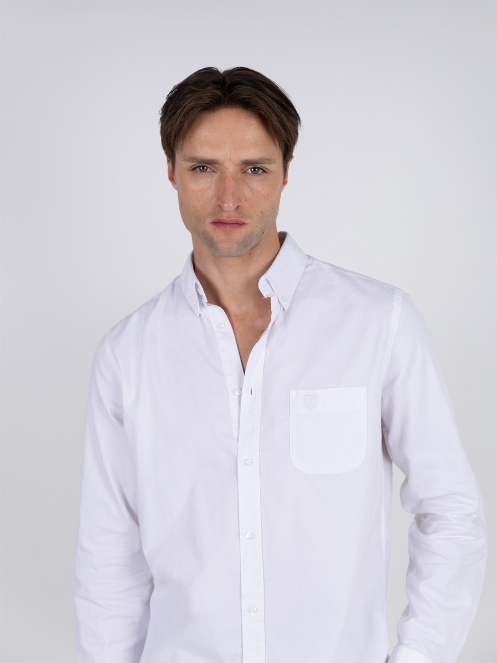 Camisa lisa de algod�n con bolsillo